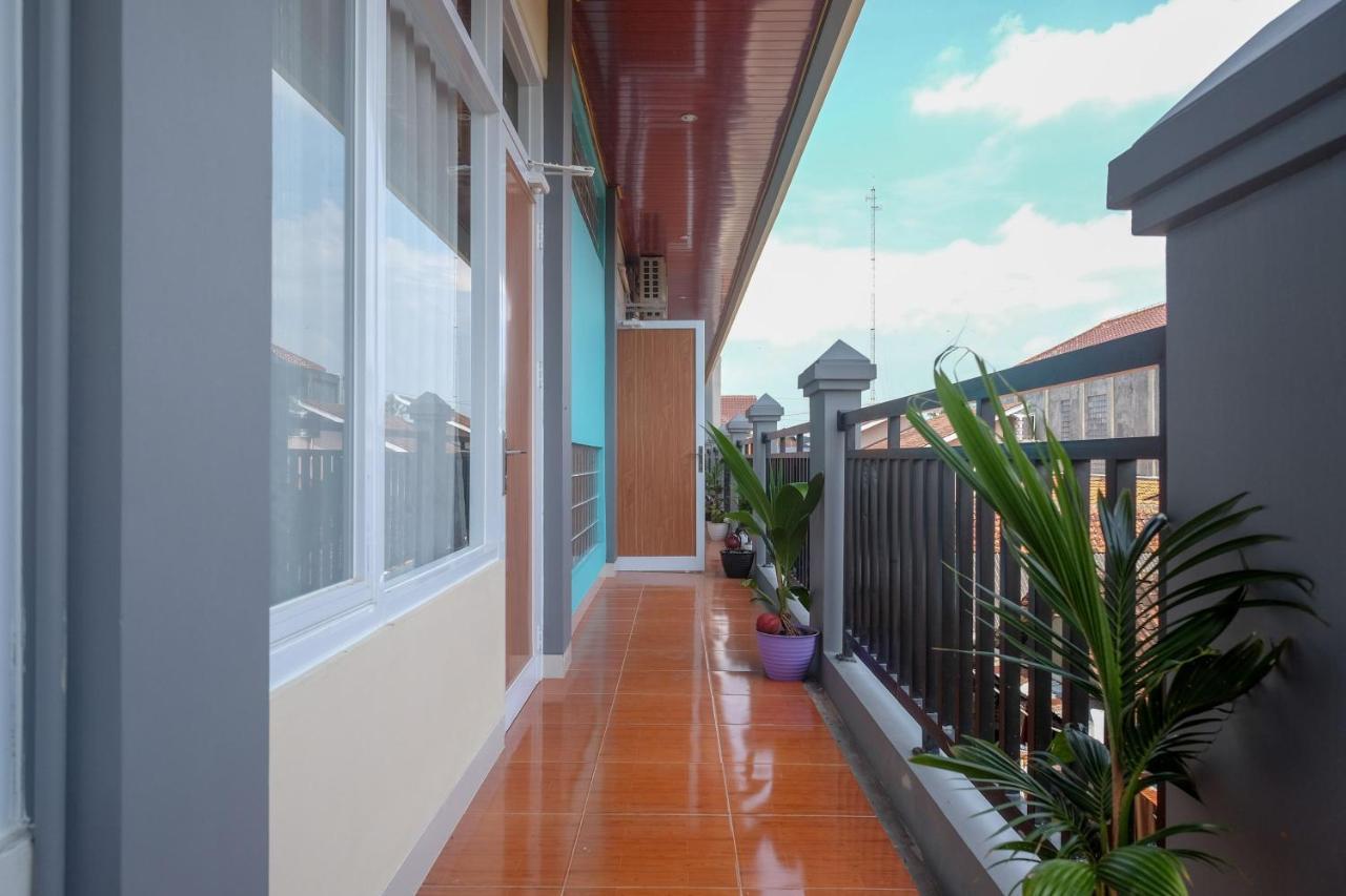 Sans Hotel Kumbang Yogyakarta By Reddoorz Exterior photo